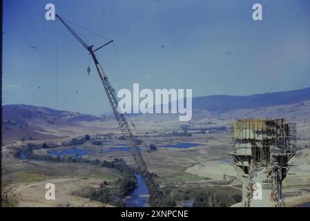 La construction du barrage de Blowing un remblai rocheux non gainé avec un barrage de remblai à noyau d'argile avec un déversoir de goulotte en béton sur la rivière Tumut au début des années 1960, partie du Snowy Mountains Hydro Electric and irrigation Scheme. Banque D'Images