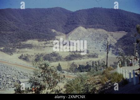 La construction du barrage de Blowing un remblai rocheux non gainé avec un barrage de remblai à noyau d'argile avec un déversoir de goulotte en béton sur la rivière Tumut au début des années 1960, partie du Snowy Mountains Hydro Electric and irrigation Scheme. Banque D'Images