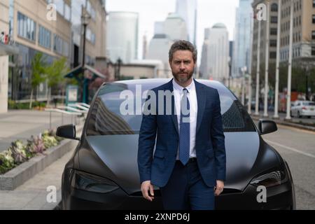 Homme d'affaires loue une voiture. Agent d'assurance chez voiture de luxe. Concessionnaire automobile prospère. Concessionnaire automobile. Assurance automobile. Marchand d'homme d'affaires en plein air. Concessionnaire Banque D'Images