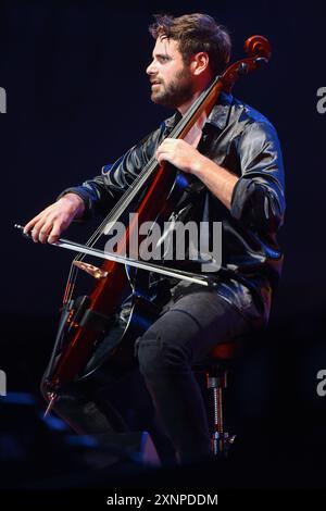 Sitges, Espagne. 01 août 2024. Le violoncelliste croate Stjepan Hauser (Pula, 15 juin 1986), connu professionnellement sous le nom de HAUSER, se produit au jardins de Terramar CaixaBank avec ses propres pièces et musique classique. Crédit : SOPA images Limited/Alamy Live News Banque D'Images