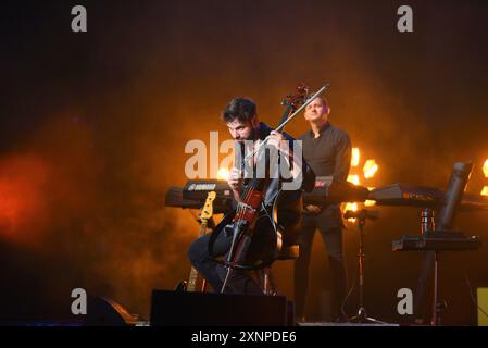 Sitges, Espagne. 01 août 2024. Le violoncelliste croate Stjepan Hauser (Pula, 15 juin 1986), connu professionnellement sous le nom de HAUSER, se produit au jardins de Terramar CaixaBank avec ses propres pièces et musique classique. Crédit : SOPA images Limited/Alamy Live News Banque D'Images