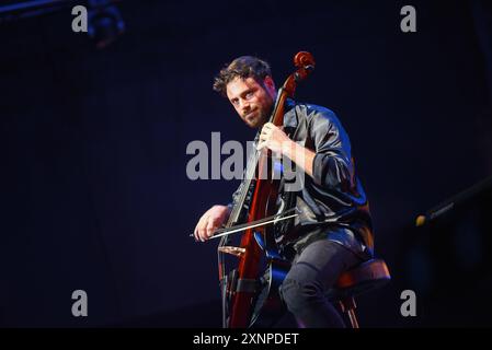 Sitges, Espagne. 01 août 2024. Le violoncelliste croate Stjepan Hauser (Pula, 15 juin 1986), connu professionnellement sous le nom de HAUSER, se produit au jardins de Terramar CaixaBank avec ses propres pièces et musique classique. (Photo Ramon Costa/SOPA images/SIPA USA) crédit : SIPA USA/Alamy Live News Banque D'Images