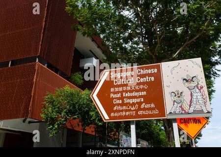 1er août 2024. Panneau direction Singapore Chinese Cultural Centre, il montre quatre langues en anglais, mandarin, malais et tamoul. Asie du Sud-est. Banque D'Images