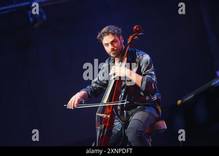 Sitges, Espagne. 01 août 2024. Le violoncelliste croate Stjepan Hauser (Pula, 15 juin 1986), connu professionnellement sous le nom de HAUSER, se produit au jardins de Terramar CaixaBank avec ses propres pièces et musique classique. Crédit : SOPA images Limited/Alamy Live News Banque D'Images