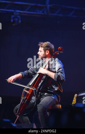 Sitges, Espagne. 01 août 2024. Le violoncelliste croate Stjepan Hauser (Pula, 15 juin 1986), connu professionnellement sous le nom de HAUSER, se produit au jardins de Terramar CaixaBank avec ses propres pièces et musique classique. Crédit : SOPA images Limited/Alamy Live News Banque D'Images