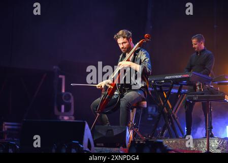 Sitges, Espagne. 01 août 2024. Le violoncelliste croate Stjepan Hauser (Pula, 15 juin 1986), connu professionnellement sous le nom de HAUSER, se produit au jardins de Terramar CaixaBank avec ses propres pièces et musique classique. Crédit : SOPA images Limited/Alamy Live News Banque D'Images