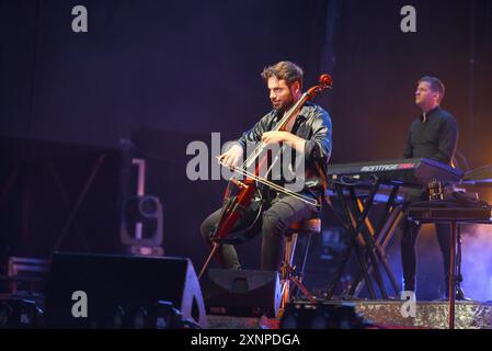 Sitges, Espagne. 01 août 2024. Le violoncelliste croate Stjepan Hauser (Pula, 15 juin 1986), connu professionnellement sous le nom de HAUSER, se produit au jardins de Terramar CaixaBank avec ses propres pièces et musique classique. Crédit : SOPA images Limited/Alamy Live News Banque D'Images