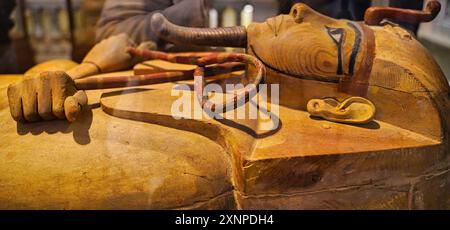 Le Caire, Egypte, décembre 31,2019-cercueil en bois de cèdre sculpté du Grand Pharoah Ramsès II avec une coiffe de nemes et les bras croisés avec crosse et fléau au Musée des antiquités égyptiennes au Caire, Egypte Banque D'Images