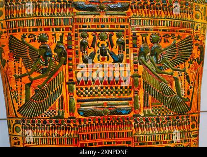 Le Caire, Egypte, 31 décembre 2019-sarcophage de la troisième période intermédiaire décoré avec l'image d'Isis, Nephthys et un scarabée ailé représentant Khepri au Musée des antiquités égyptiennes au Caire, Egypte Banque D'Images