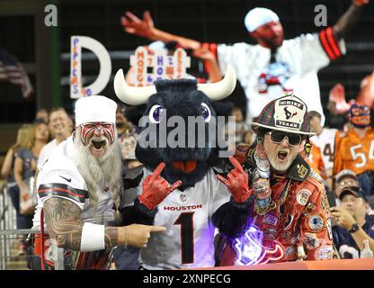 Canton, États-Unis. 01 août 2024. Les fans des Texans de Houston encouragent la mascotte texane Toro lors du match des Texans contre les Bears de Chicago dans le match Pro Football Hall of Fame à Canton, Ohio, le jeudi 1er août 2024. Photo de Aaron Josefczyk/UPI crédit : UPI/Alamy Live News Banque D'Images