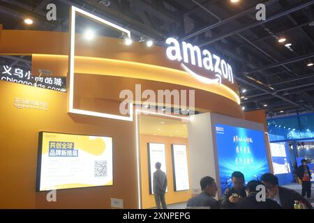 HANGZHOU, CHINE - 23 NOVEMBRE 2023 - la photo prise le 23 novembre 2023 montre le stand Amazon lors d'une exposition à Hangzhou, dans la province du Zhejiang de l'est de la Chine. Banque D'Images