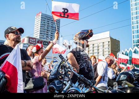 Varsovie, Pologne. 01 août 2024. Les Varsoviens brandissent des drapeaux polonais en prévision de la commémoration du soulèvement. Les Varsoviens sont descendus dans les rues de Varsovie pour commémorer le 80e anniversaire du soulèvement de 1944 contre l'occupation nazie de la ville. Pendant 1 minute chaque année, à 17h, les transports publics et privés, et les habitants de Varsovie s’arrêtent, des fusées éclairantes sont allumées et des sirènes sonnent pour observer et honorer l’occasion. Crédit : SOPA images Limited/Alamy Live News Banque D'Images