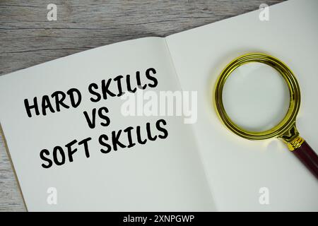 Hard Skills VS Soft Skills texte avec loupe vue de dessus sur fond de bois Banque D'Images