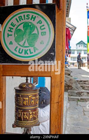 Roue à prières à l'entrée du pub irlandais de Lukla Banque D'Images