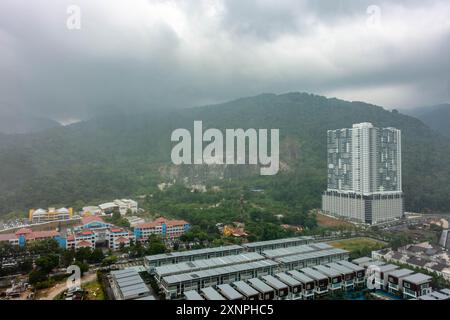 Les nuages roulent sur la colline à Tanjung Bungah, Penang, Malaisie Banque D'Images