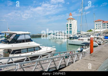 Le phare moderne se trouve au bout de la marina du Straits Quay à Tanjung Tokong à Penang, en Malaisie, avec des bateaux de plaisance amarrés devant. Banque D'Images