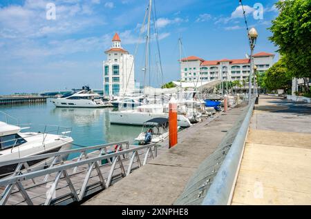 Le phare moderne se trouve au bout de la marina du détroit à Tanjung Tokong à Penang, en Malaisie avec des bateaux de plaisance amarrés devant. Banque D'Images