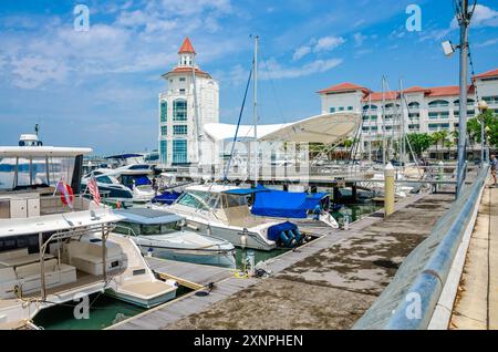 Le phare moderne se trouve au bout de la marina du Straits Quay à Tanjung Tokong à Penang, en Malaisie, avec des bateaux de plaisance amarrés devant. Banque D'Images