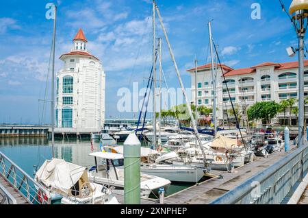 Le phare moderne se trouve au bout de la marina du détroit à Tanjung Tokong à Penang, en Malaisie avec des bateaux de plaisance amarrés devant. Banque D'Images