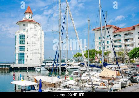 Le phare moderne se trouve au bout de la marina du détroit à Tanjung Tokong à Penang, en Malaisie avec des bateaux de plaisance amarrés devant. Banque D'Images