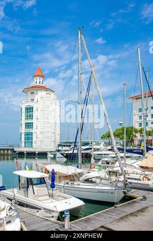 Le phare moderne se trouve au bout de la marina du détroit à Tanjung Tokong à Penang, en Malaisie avec des bateaux de plaisance amarrés devant. Banque D'Images