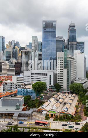 1er août 2024. Vue verticale surélevée du centre alimentaire Maxwell à Chinatown et des gratte-ciel dans le quartier central des affaires. Singapour. Banque D'Images