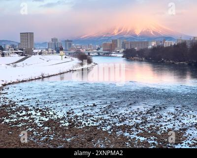 Montagne Iwate brumeuse de la ville de Morioka (rivière Kitakami) en hiver, Japon. Banque D'Images