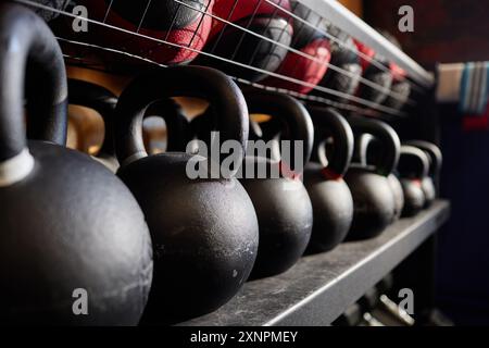 Gros plan image de fond de kettlebells dans la rangée sur le support d'équipement dans l'espace de copie de gymnastique d'entraînement de poids Banque D'Images