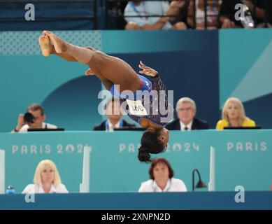 Paris, France. 01 août 2024. Simone Biles des États-Unis se produit sur les barres inégales lors de la finale féminine à la Bercy Arena le sixième jour des Jeux Olympiques de Paris 2024 à Paris, France, le 1er août 2024. Photo de Giuliano Bevilacqua/ABACAPRESS. COM Credit : Abaca Press/Alamy Live News Banque D'Images