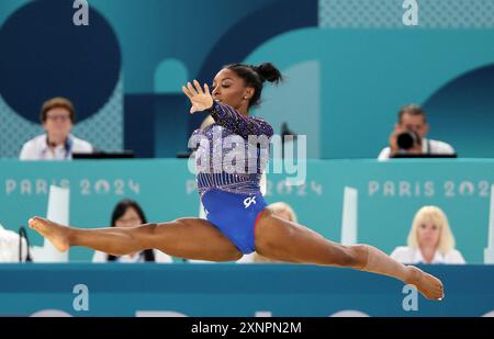 Paris, France. 01 août 2024. Simone Biles des États-Unis se produit sur les barres inégales lors de la finale féminine à la Bercy Arena le sixième jour des Jeux Olympiques de Paris 2024 à Paris, France, le 1er août 2024. Photo de Giuliano Bevilacqua/ABACAPRESS. COM Credit : Abaca Press/Alamy Live News Banque D'Images