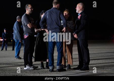 Joint base Andrews, États-Unis. 01 août 2024. Le reporter Evan Gershkovich, au centre, parle avec son beau-frère Anthony Huczek, de gauche à droite, sœur Danielle Gershkovich, mère Ella Milman et père Mikhail Gershkovich suite à sa libération dans le cadre d’un échange de prisonniers de 24 personnes entre la Russie et les États-Unis, à la base conjointe Andrews, Maryland, le jeudi 1er août 2024. Photo de Ken Cedeno/UPI . Crédit : UPI/Alamy Live News Banque D'Images