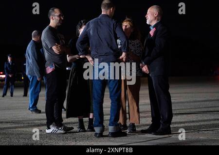 Joint base Andrews, États-Unis. 01 août 2024. Le reporter Evan Gershkovich, au centre, parle avec son beau-frère Anthony Huczek, de gauche à droite, sœur Danielle Gershkovich, mère Ella Milman et père Mikhail Gershkovich suite à sa libération dans le cadre d’un échange de prisonniers de 24 personnes entre la Russie et les États-Unis, à la base conjointe Andrews, Maryland, le jeudi 1er août 2024. Photo de Ken Cedeno/Pool/ABACAPRESS. COM Credit : Abaca Press/Alamy Live News Banque D'Images