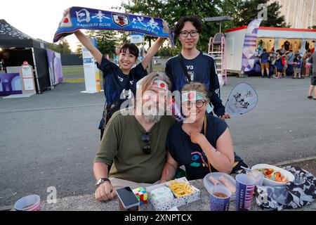 Supporters français et public Paris 2024. Supporters français de l'équipe japonaise de football masculin lors des Jeux Olympiques de Paris 2024. Sortie du Japon- Banque D'Images