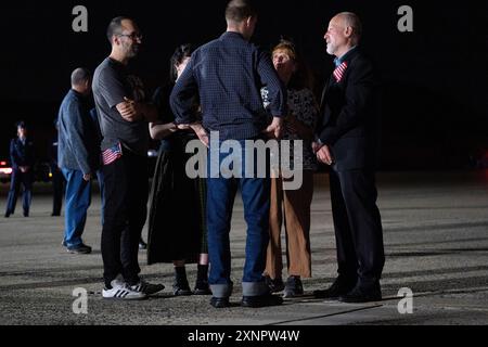 Joint base Andrews, États-Unis. 01 août 2024. Le reporter Evan Gershkovich, au centre, parle avec son beau-frère Anthony Huczek, de gauche à droite, sœur Danielle Gershkovich, mère Ella Milman et père Mikhail Gershkovich suite à sa libération dans le cadre d’un échange de prisonniers de 24 personnes entre la Russie et les États-Unis, à la base conjointe Andrews, Maryland, le jeudi 1er août 2024. Photo de Ken Cedeno/Pool/Sipa USA crédit : Sipa USA/Alamy Live News Banque D'Images