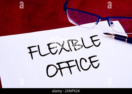 Symbole de bureau flexible. Concept words bureau flexible sur papier blanc sur une table en acajou Banque D'Images