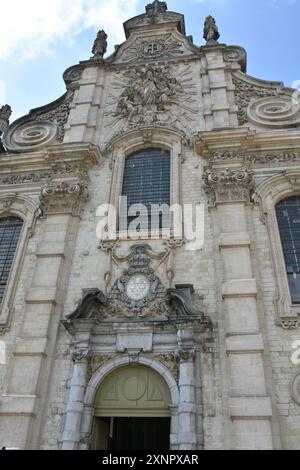 La chapelle des Jésuites est une église désidentifiée au culte de style baroque se présente sur la place du Saint-Sépulcre à Cambrai (France). Construit Banque D'Images