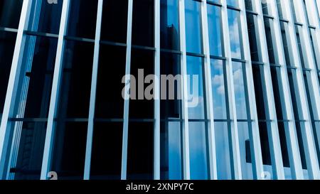 Concept économique, bancaire, commercial et financier. Un fragment d'un immeuble de bureaux moderne dans la capitale .bâtiments en verre avec ciel bleu nuageux Banque D'Images