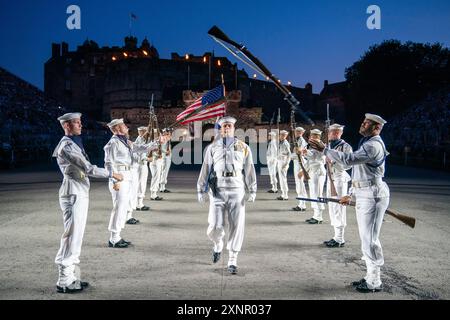 La Garde de cérémonie de la Marine des États-Unis lors de la finale la soirée de prévisualisation de tatouage militaire Royal Edinburgh au château d'Édimbourg. Date de la photo : jeudi 1er août 2024. Banque D'Images