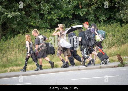 Eine Gruppe punks auf dem Weg von Tinnum in Richtung WesterlandPunks auf der Nordseeinsel Sylt im Sommer 2024, Sylt Schleswig-Holstein Deutschland Tinnum *** Un groupe de punks en route de Tinnum vers Westerland punks sur l'île de Sylt en mer du Nord à l'été 2024, Sylt Schleswig Holstein Allemagne Tinnum Banque D'Images