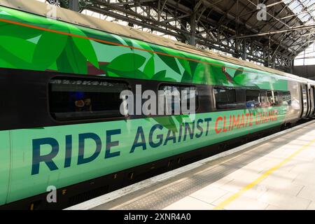 Avanti West Coast Carriage avec message Ride Against Climate change. Gare de Manchester Piccadilly. Banque D'Images