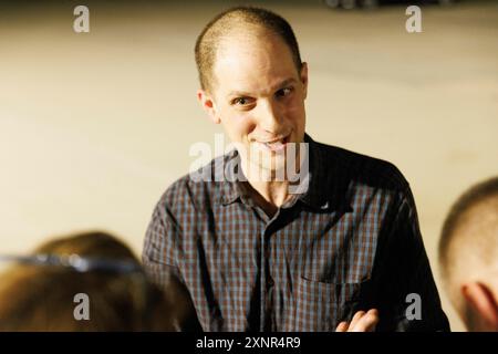 Evan Gershkovich salue des collègues du Wall Street Journal à la base aérienne Andrews, après avoir été libéré de la prison russe dans le cadre d'un échange de prisonniers, le jeudi 2 août 2024. Crédit : Aaron Schwartz/CNP crédit : dpa Picture alliance/Alamy Live News Banque D'Images