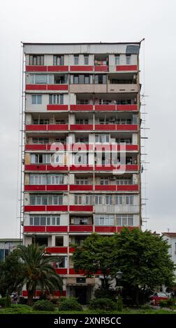 Vue de face d'un immeuble d'appartements de plusieurs étages de l'ère soviétique à Batoumi, en Géorgie, présentant l'architecture soviétique distinctive et le design résidentiel urbain. Banque D'Images