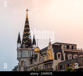 La place de l'Europe est l'une des attractions touristiques les plus populaires de Batoumi. L'emplacement central accueille de nombreux bâtiments ornementaux de style européen. Banque D'Images