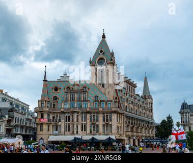Batumi, Géorgie, 07.24.2024 : charmant bâtiment historique avec des détails architecturaux ornés et des toits colorés à motifs, situé sur une place animée Banque D'Images
