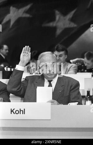 Deutschland, Hambourg, 21.02.1994 Archiv. : 46-27-24 CDU-Parteitag Foto : CDU-Bundesvorsitzender Helmut Kohl CDU-Parteitag *** Allemagne, Hambourg, 21 02 1994 Archive 46 27 24 Conférence du parti de la CDU photo du président fédéral de la CDU Helmut Kohl Conférence du parti de la CDU Banque D'Images