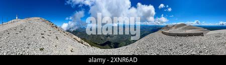 VUE PANORAMIQUE DU MONT VENTOUX ET DE LA ROUTE MENANT À LA MONTAGNE AVEC UNE VALLÉE AU MILIEU PRÈS DE BEDOIN FRANCE EN PROVENCE Banque D'Images