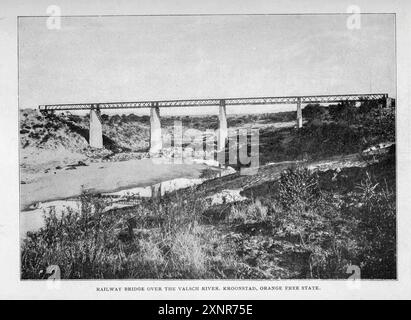 Pont ferroviaire sur la rivière Valsch Kroonstad, État libre d'Orange extrait de l'article LA CONQUÊTE ÉCONOMIQUE DE L'AFRIQUE. Par H. G. Prout. Tiré de l'Engineering Magazine consacré au progrès industriel volume XVIII 1899-1900 The Engineering Magazine Co Banque D'Images