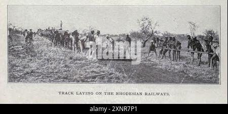 POSE DE VOIE SUR LES CHEMINS DE FER RHODÉSIENS. De l'article LE CHEMIN DE FER DU CAP AU CAIRE. Par John Hartley Knight de The Engineering Magazine consacré au progrès industriel volume XIX 1900 The Engineering Magazine Co Banque D'Images