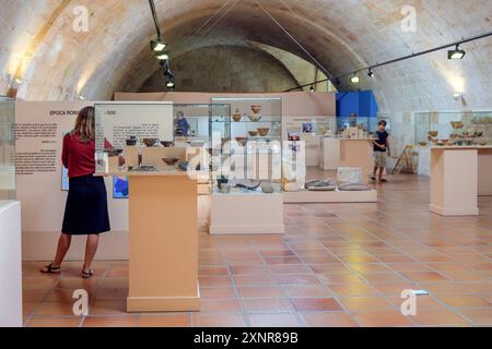 Touriste dans Musée Municipal de Ciutadella, Bastió de sa font, Ciutadella, Minorque, Îles baléares, Espagne Banque D'Images