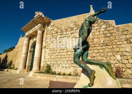 Fidelius, sculpture en bronze dédiée à Pasteur, Koch, Finlay et Ferran, œuvre de Manuel Ramos González, île Lazareto, Illa del Llatzeret, Mahón, M. Banque D'Images